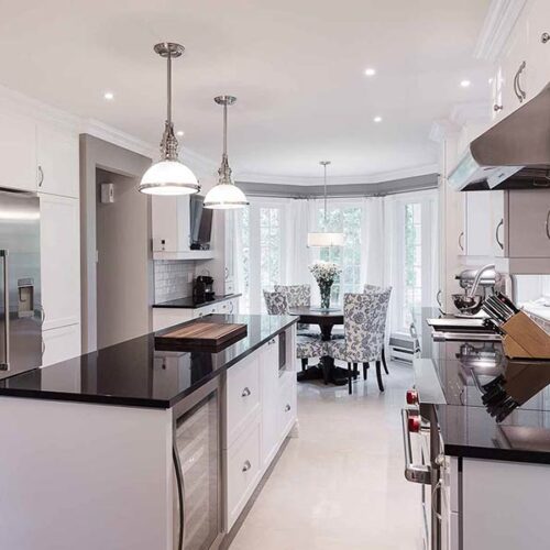 armoires de cuisine classiques blanches