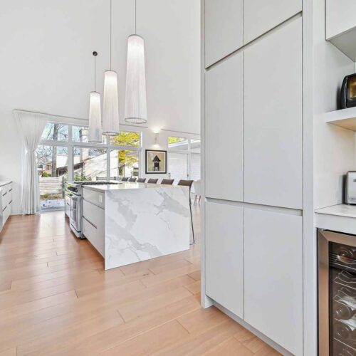 armoires de cuisine moderne avec grand îlot