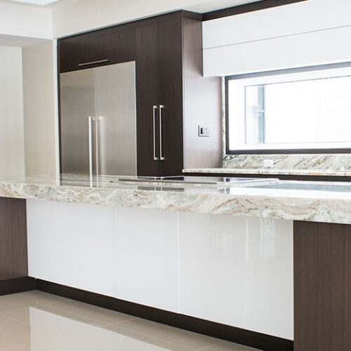 cuisine moderne avec armoires blanches et bois