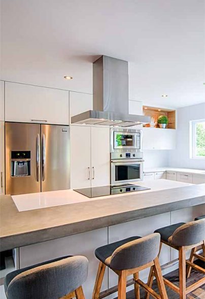 Page Laval -cuisine-moderne-blanche-ilot